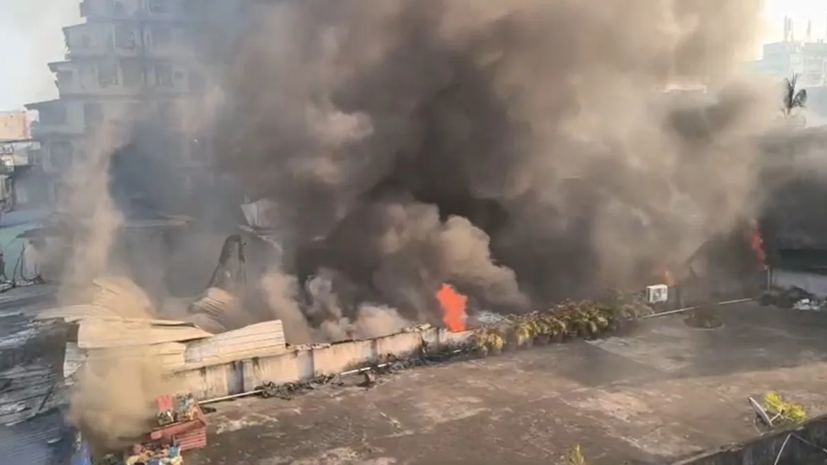 Kolkata: Massive fire erupts near Lalbazar area, panic and damage in crowded locality