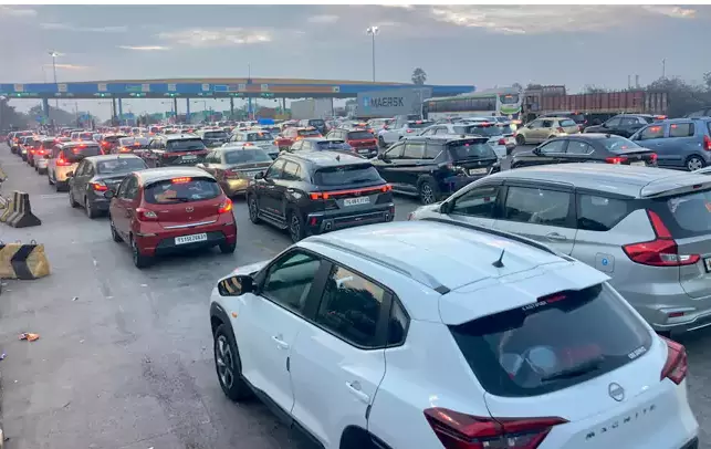 Traffic on Highways, Sankranti Festival Rush, Hyderabad News, Andhra Pradesh", "interactivityType":"mixed","alternativeHeadline":"Sankranti Rush Congests Hyderabad-Vijayawada Highway