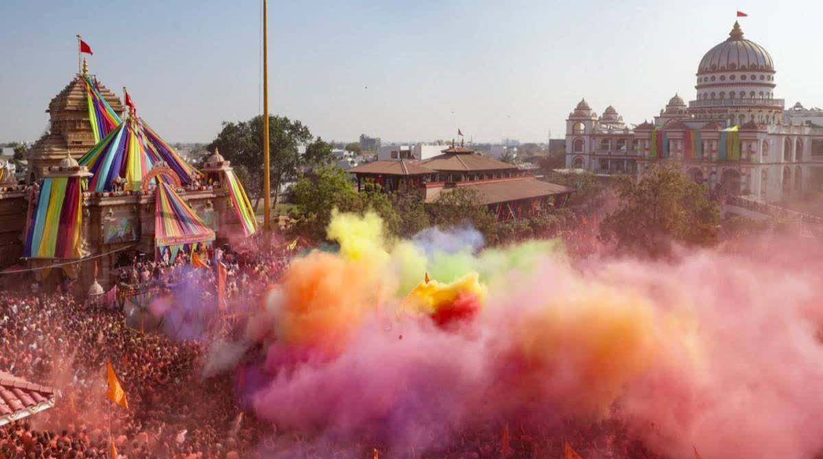 A Unique Holi Spectacle In Haveri: Thousands Try Their Best To Make Kama-Rati Smile
