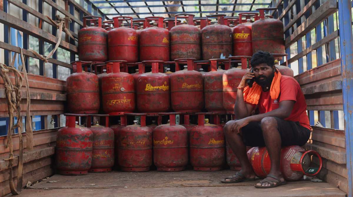 The Hindu Government bars PNG users from retaining or refilling LPG connections